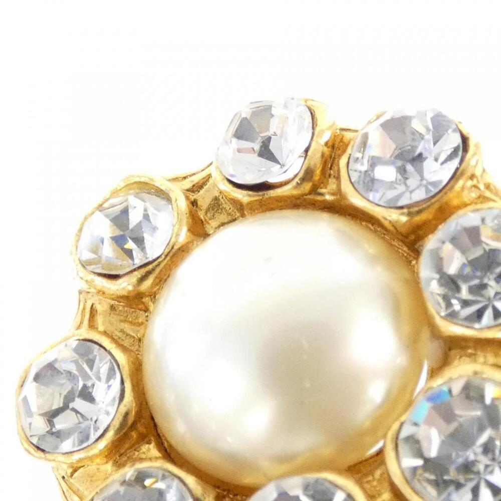 CHANEL Authentic White Earrings - Picture 3 of 4